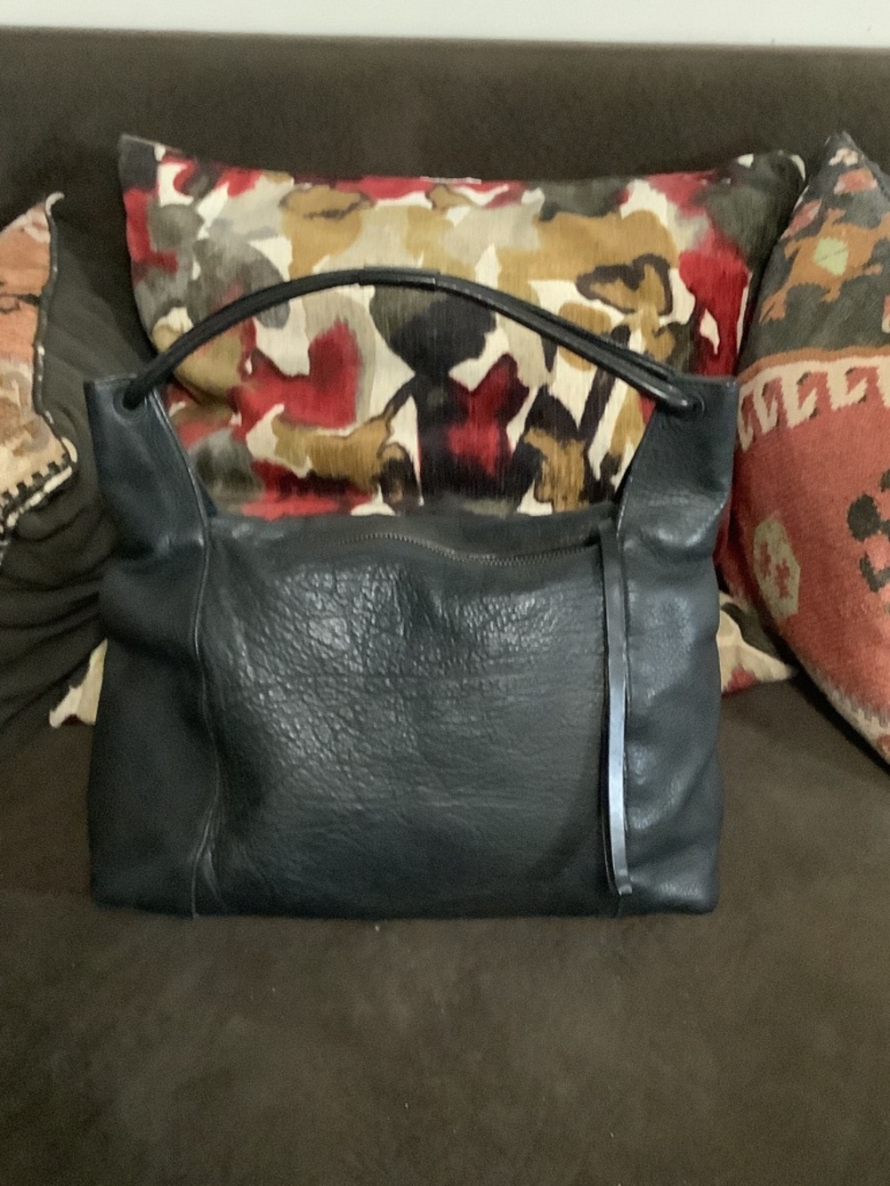 Classic Black Leather Shoulder Bag - Sleek Everyday Tote